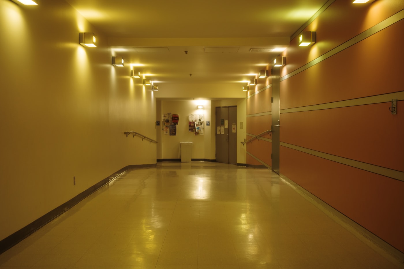 Corredor moderno do Hospital Glória D'Or